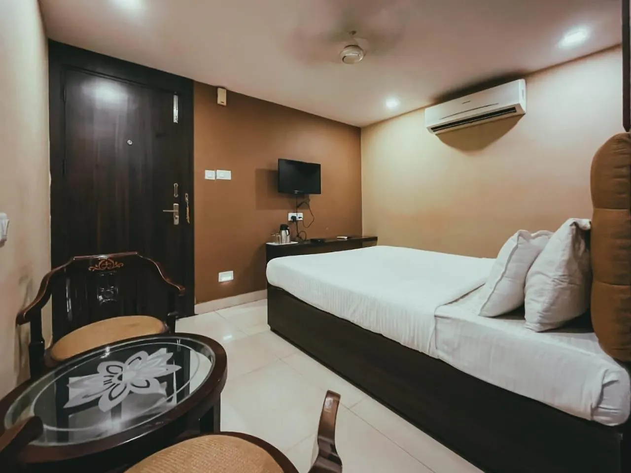 Hotel S L E Residency Varanasi