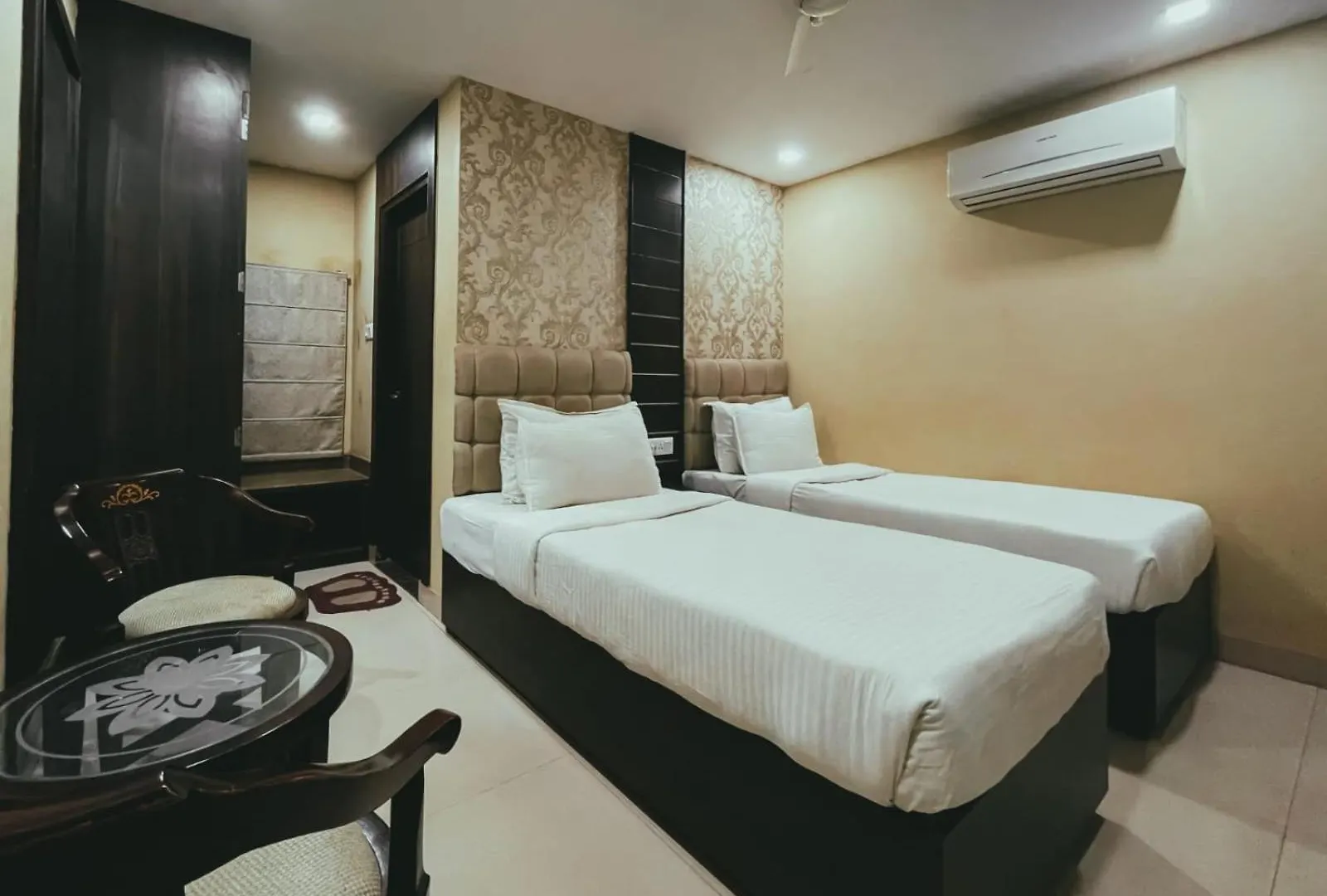 Hotel S L E Residency Varanasi