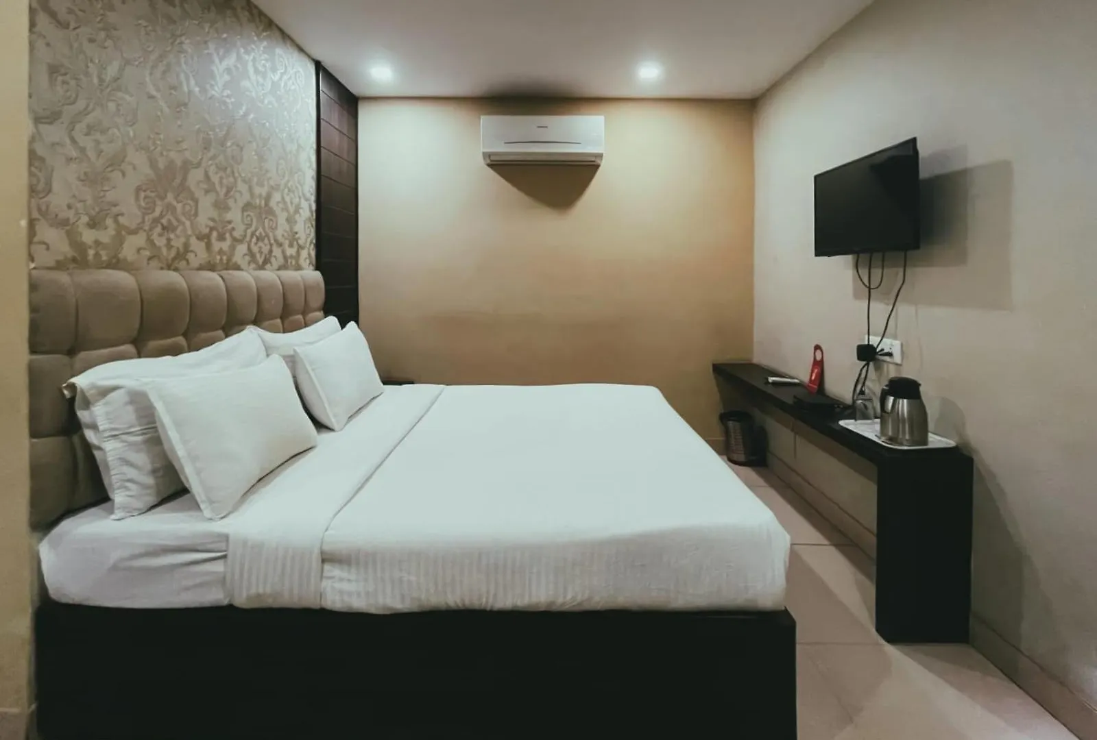 Hotel S L E Residency Varanasi 2*,  India