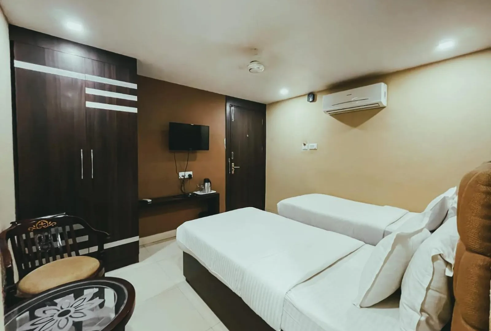 Hotel S L E Residency Varanasi